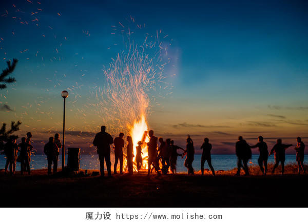 户外晚上休息的人们在点燃大篝火